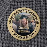 Alle Afstuderen tekst foto's zwart-wit en goud Ronde Button 5,7 Cm<br><div class="desc">Zeg felicitaties en show je trots voor de afstuderen foto's met coole, aangepaste knoppen / badges. (AFBEELDING PLACEMENT TIP: Een gemakkelijke manier om een foto precies te centreren hoe u wilt is het te bebouwen alvorens aan de website van Zazzle te uploaden.) Alle tekst is eenvoudig te personaliseren met naam,...</div>