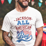 Alle amerikaanse jongen 4 juli vaderlandslievende  t-shirt<br><div class="desc">Vierde juli met dit patriottische T-shirt met de tekst "All American boy" in rode en lichtblauwe retro-achtige lettertypen boven de iconische Amerikaanse sterren en strepen vlag. Deze T-shirt is eenvoudig aan te passen aan de jouw naam en is perfect voor elke 4de juli-feest- of familiereünie, of zelfs om je toewijding...</div>