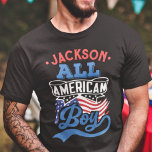 Alle amerikaanse jongen 4 juli vaderlandslievende  t-shirt<br><div class="desc">Vierde juli met dit patriottische T-shirt met de tekst "All American boy" in rode en lichtblauwe retro-achtige lettertypen boven de iconische Amerikaanse sterren en strepen vlag. Deze T-shirt is eenvoudig aan te passen aan de jouw naam en is perfect voor elke 4de juli-feest- of familiereünie, of zelfs om je toewijding...</div>