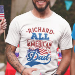 Alle amerikaanse vader 4 juli vaderlandslievende g t-shirt<br><div class="desc">Vierde juli met dit patriottische T-shirt met de tekst "All American dad" in rode en lichtblauwe retro-achtige lettertypen boven de iconische Amerikaanse sterren en strepen vlag. Deze T-shirt is eenvoudig aan te passen aan de jouw naam en is perfect voor elke 4de juli-feest- of familiereünie, of zelfs om je toewijding...</div>