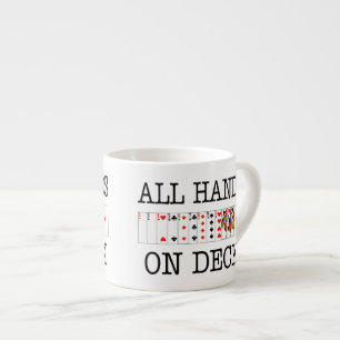 Alle handen op speelkaarten op deck espresso kop