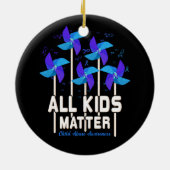 Alle Kinderen met een pinwiel om kinderen te besch Keramisch Ornament (Achterkant)