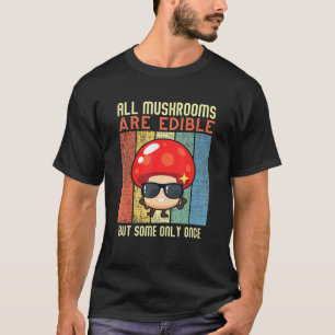 Alle paddenstoelen zijn eetbaar - Mushroom Meme T-shirt