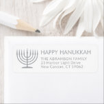 Alle tekstMenorah White Hanukkah Return-adressen Etiket<br><div class="desc">Voeg de perfecte Hanukkah-kaart toe die eindigt met deze elegante witte en grijze adreslabels. Al tekst kan gemakkelijk met om het even welke groet,  naam,  en adres worden aangepast. Het ontwerp is uitgerust met een eenvoudige menorah met verlichte kaarsen en een chic moderne typografie. Happy Hanukkah!</div>