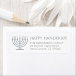 Alle tekstMenorah White Hanukkah Return-adressen Etiket<br><div class="desc">Voeg de perfecte Hanukkah-kaart toe die eindigt met deze elegante witte en grijze adreslabels. Al tekst kan gemakkelijk met om het even welke groet,  naam,  en adres worden aangepast. Het ontwerp is uitgerust met een eenvoudige menorah met verlichte kaarsen en een chic moderne typografie. Happy Hanukkah!</div>