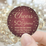 ALLE Verjaardags Cheers Brushed Bourgondië Gouden  Ronde Sticker<br><div class="desc">Voeg een persoonlijke afwerking toe aan het verjaardagsfeest. Dank u voor uw opmerkingen of gunsten met deze stickers/envelopzegels met een glansband en een glansband. Deze sjabloon is opgezet voor een 50e verjaardag, maar is eenvoudig aan een ander jaar of een gebeurtenis, zoals een verjaardag aan te passen. Ontwerpfuncties folie ziet...</div>