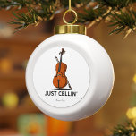 Alleen Cellist-prestatiesmuziek op maat Keramische Bal Ornament<br><div class="desc">Deze kerstversiering 'Just Cellin' maakt een geweldig cadeau voor een cellist of als een traktatie voor jezelf voor de tijd dat je gewoon koelt of voor een speciale gelegenheid. Voeg een naam of vakantiejaar toe met bovenstaande button Aangepast</div>