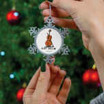 Alleen Cellist-prestatiesmuziek op maat Tin Sneeuwvlok Ornament<br><div class="desc">Deze kerstversiering 'Just Cellin' maakt een geweldig cadeau voor een cellist of als een traktatie voor jezelf voor de tijd dat je gewoon koelt of voor een speciale gelegenheid. Voeg een naam of vakantiejaar toe met bovenstaande button Aangepast</div>