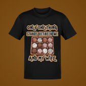 Alleen chocolade staat tussen de grappige grafisch t-shirt