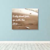 Alleen dode vissen gaan met de stroom mee | Funny Canvas Afdruk (Insitu (Houten vloer))