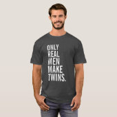 Alleen echte Mannen maken tweelingen T-shirt (Voorkant volledig)
