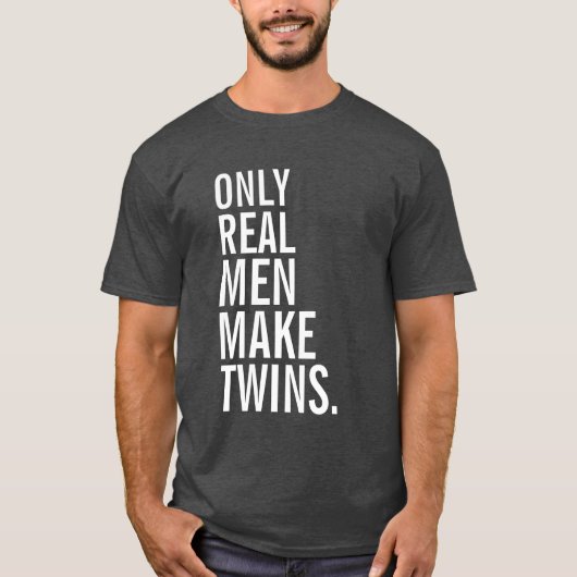 Alleen echte Mannen maken tweelingen T-shirt (Voorkant)