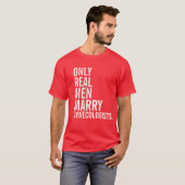 Alleen echte Mannen trouwen met gynaecologen T-shirt (Voorkant volledig)