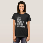 Alleen echte vrouwen Drinken Becherovka T-shirt (Voorkant volledig)