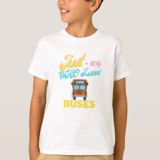 Alleen een jongen die van schoolbussen houdt en di t-shirt