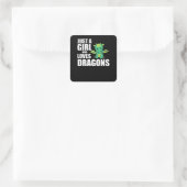 Alleen een meisje dat van Dragons houdt, stootte d Vierkante Sticker (Tas)