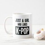 " Alleen een meisje dat van K-POP favoriete muziek Koffiemok<br><div class="desc">Ben je een gepassioneerde K-POP fan? Dan is dit een geweldig shirt voor jou. Leer Koreaanse taal, eet Koreaans eten, draag mooie kleren, juwelen, oorringen, en geniet van deze geweldige muziek in het weekend en de zomervakantie! Een schattig cadeautje shirt voor K-POP liefhebbers, meisjes, tieners, vriendin, moeder, zus, vrouw en...</div>