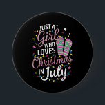 Alleen een meisje dat van Kerstmis houdt in juli S Ronde Button 7,6 Cm<br><div class="desc">Gewoon een meisje dat van Kerstmis houdt in juli Hawaiiaanse zomervakantie</div>