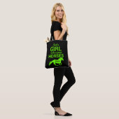 Alleen een meisje dat van paarden houdt, gepersona tote bag (Op model)