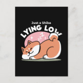 Alleen een Shiba Lying Low: Schattige Shiba Inu-on Briefkaart (Voorkant)