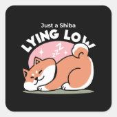 Alleen een Shiba Lying Low: Schattige Shiba Inu-on Vierkante Sticker (Voorkant)