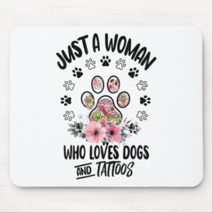 Alleen een vrouw die van honden en Tattoos Hondenl Muismat