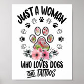 Alleen een vrouw die van honden en Tattoos Hondenl Poster (Voorkant)