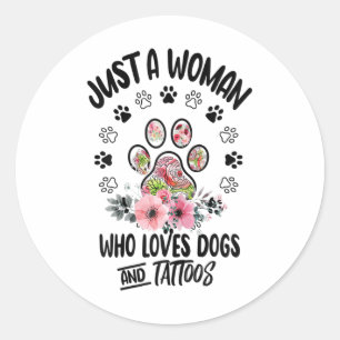 Alleen een vrouw die van honden en Tattoos Hondenl Ronde Sticker