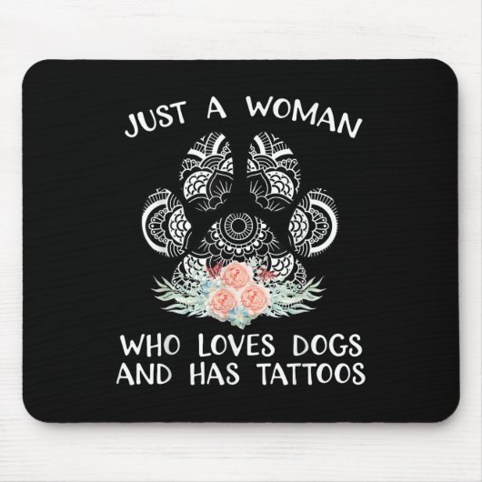 Alleen een vrouw die van honden houdt en Tattoos h Muismat (Voorkant)