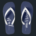 Alleen gehuwde Teenslippers van de Navy Blue Weddi<br><div class="desc">Gewoon gehuwde gewone marineschool met teenslippers met brede riemen</div>