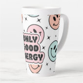 Alleen goede energie latte mok (Rechterhoek)