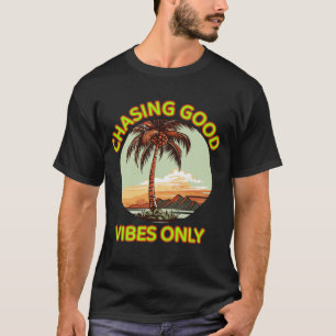 Alleen goede vibes najagen - Retro Sunset esthetie T-shirt