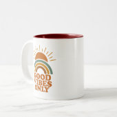 Alleen goede vibes - Retro Boho Sun Rainbow Design Tweekleurige Koffiemok (Voorkant links)