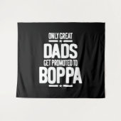 Alleen grote Dads worden gepromoot naar Boppa Wandkleed (Voorkant (horizontaal))
