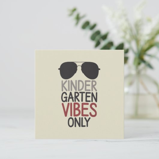 Alleen Kindergarten Vibes Terug naar school Kaart (Staand voorkant)