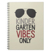 Alleen Kindergarten Vibes Terug naar school Notitieboek (Voorkant)