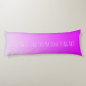 ALLEEN KLEURKLEUREN - neonroze + jouw tekst Lichaamskussen (Achterkant)