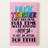 Alleen muziekdocent omdat fulltime multitasking planner (Achterkant)