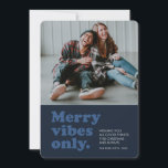 Alleen op feestelijke kerstfoto feestdagenkaart<br><div class="desc">Merry vibes pas dit vakantieseizoen! Stuur een leuke retro-stijl vakantiekaart met dit één vierkant-fotoontwerp. Het terugwerptype in blauw leest "kwabben slechts"en het heeft ook ruimte voor een douanebericht,  een naam en een jaar. De coördinerende marineblauwe rug heeft een verstoorde textuur om de  blik te voltooien.</div>