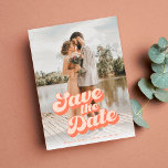 Alleen Peachy Wedding Save the Date<br><div class="desc">Een bruiloft bewaart de datum met een aangepaste foto en perzikkleurige retro-stijl typografie is een unieke en stijlvolle manier om uw toekomstige leerlingen aan uw vrienden en familie bekend te maken. De douanefoto is een speciale aanraking die een persoonlijk en sentimenteel element aan het ontwerp toevoegt, terwijl de perzik stijldoopvont...</div>