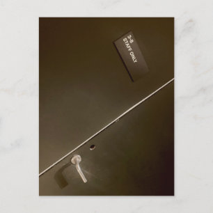 Alleen personeel, ingang naar de hel, moderne kuns briefkaart