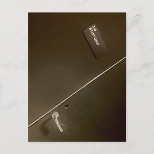 Alleen personeel, ingang naar de hel, moderne kuns briefkaart (Voorkant)