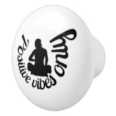 Alleen positieve virussen Citaat & Meditation Yoga Keramische Knop (Rechts)