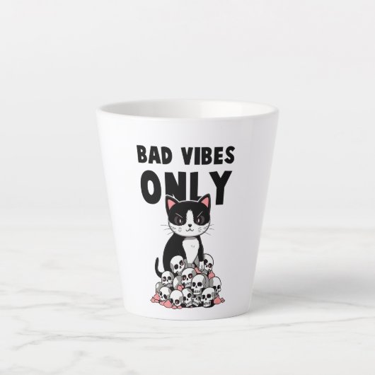 Alleen slechte vibes - Kat & schedels Latte Mok (Voorkant)
