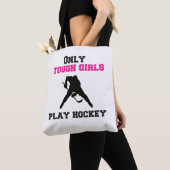Alleen stoere meisjes spelen hockey tote bag (Dichtbij)