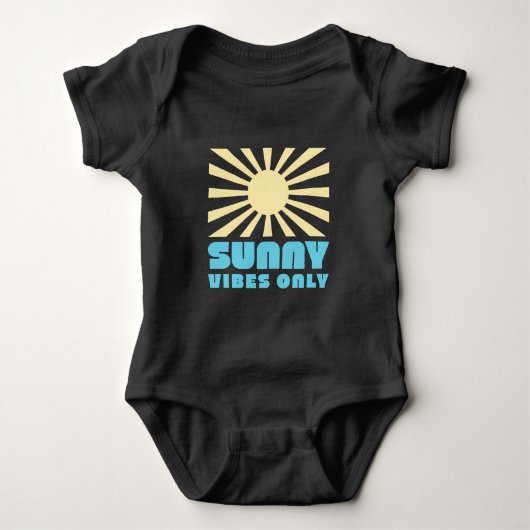 Alleen Sunny Vibes – Bold Retro Sunshine Graphic Romper (Voorkant)