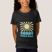 Alleen Sunny Vibes – Bold Retro Sunshine Graphic T-shirt (Voorkant)