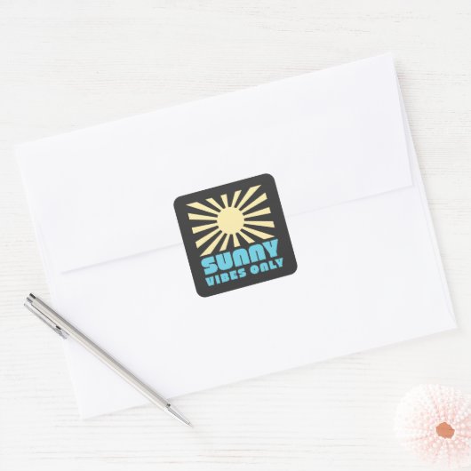 Alleen Sunny Vibes – Bold Retro Sunshine Graphic Vierkante Sticker (Envelop)