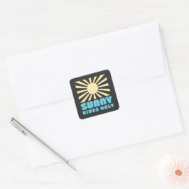 Alleen Sunny Vibes – Bold Retro Sunshine Graphic Vierkante Sticker