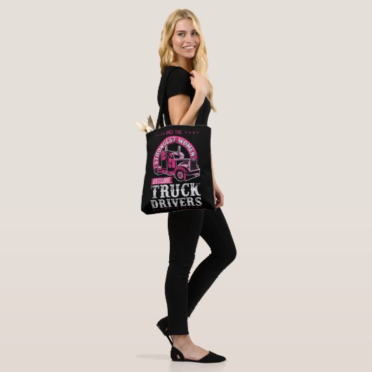 Alleen vrachtwagenchauffeur voor de sterkste vrouw tote bag (Op model)